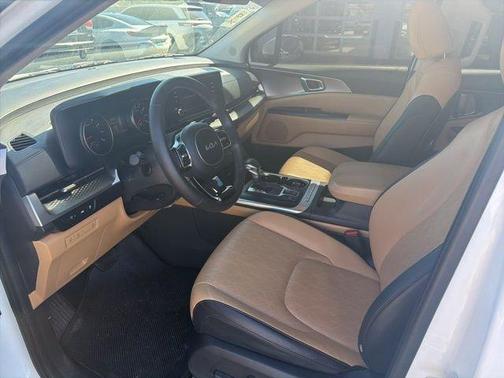 Snow White Pearl 2024 Kia Carnival LX