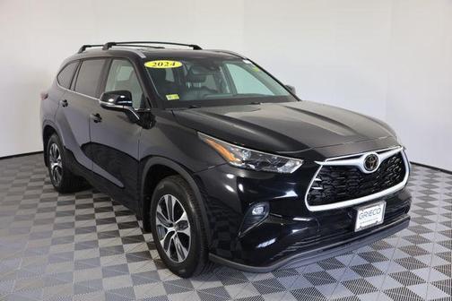 Midnight Black Metallic 2024 Toyota Highlander XLE
