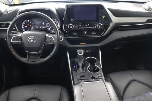 Midnight Black Metallic 2024 Toyota Highlander XLE