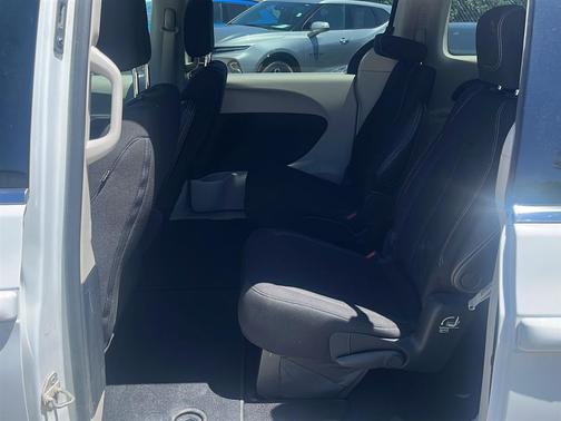 Bright White Clearcoat 2022 Chrysler Voyager LX