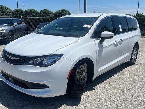Bright White Clearcoat 2022 Chrysler Voyager LX
