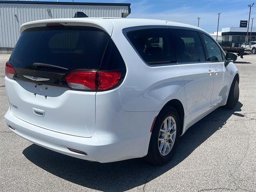 Bright White Clearcoat 2022 Chrysler Voyager LX