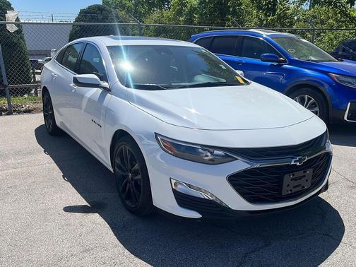 Summit White 2025 Chevrolet Malibu FWD 1LT