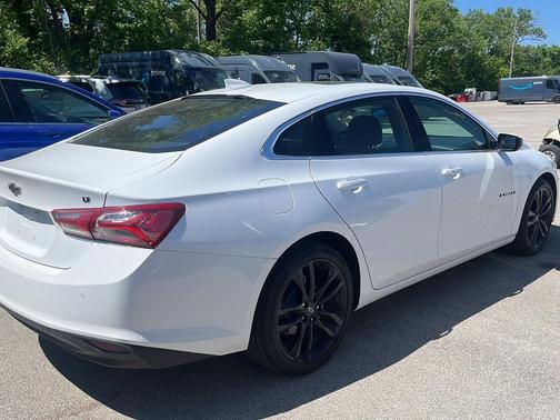 Summit White 2025 Chevrolet Malibu FWD 1LT