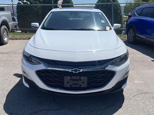 Summit White 2025 Chevrolet Malibu FWD 1LT