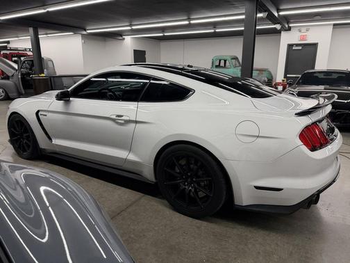 Oxford White 2017 Ford Shelby GT350 Base