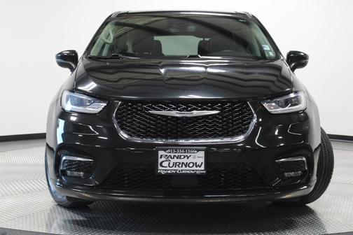 Brilliant Black Crystal Pearlcoat 2023 Chrysler Pacifica Touring L