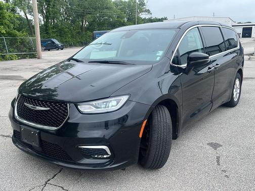 Brilliant Black Crystal Pearlcoat 2023 Chrysler Pacifica Touring L