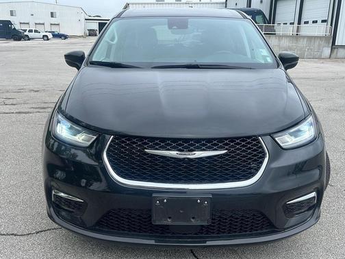 Brilliant Black Crystal Pearlcoat 2023 Chrysler Pacifica Touring L