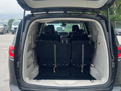 Brilliant Black Crystal Pearlcoat 2023 Chrysler Pacifica Touring L