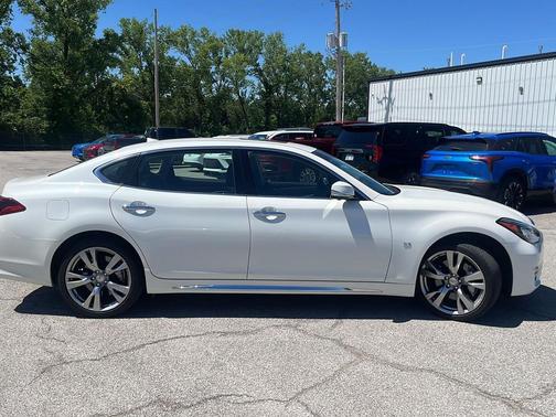 WHI/White 2019 INFINITI Q70L 3.7X LUXE
