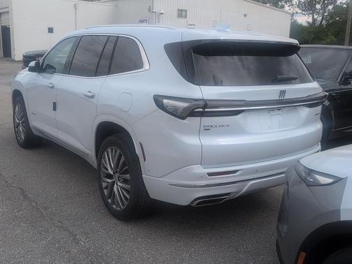 iridescent white tricoat 2026 Buick Enclave Avenir FWD