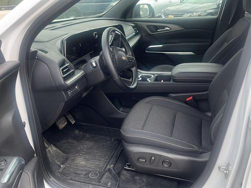 Summit White 2025 Chevrolet Traverse LT