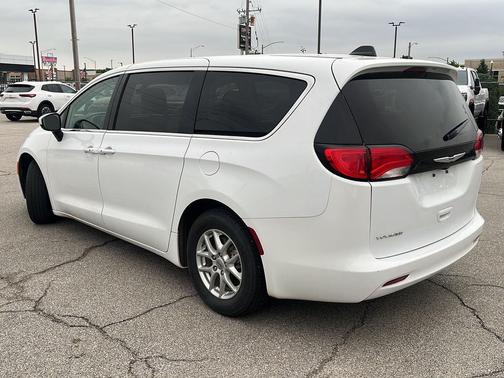 Bright White Clearcoat 2022 Chrysler Voyager LX