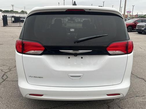 Bright White Clearcoat 2022 Chrysler Voyager LX