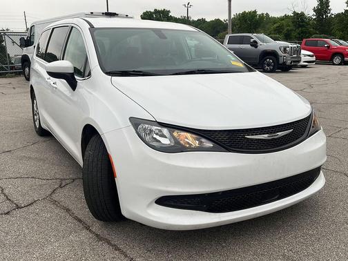 Bright White Clearcoat 2022 Chrysler Voyager LX