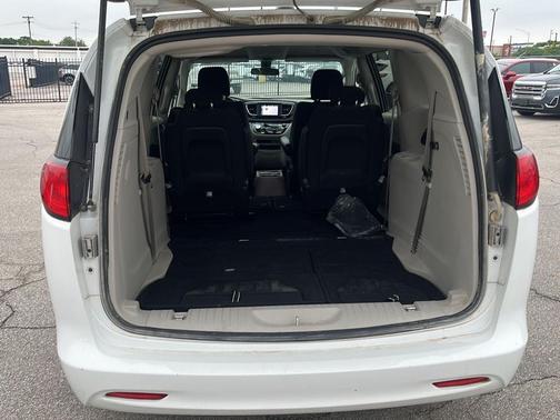 Bright White Clearcoat 2022 Chrysler Voyager LX