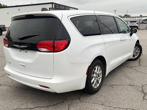 Bright White Clearcoat 2022 Chrysler Voyager LX