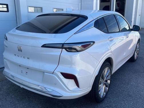 White Frost Tricoat 2025 Buick Envista Avenir FWD