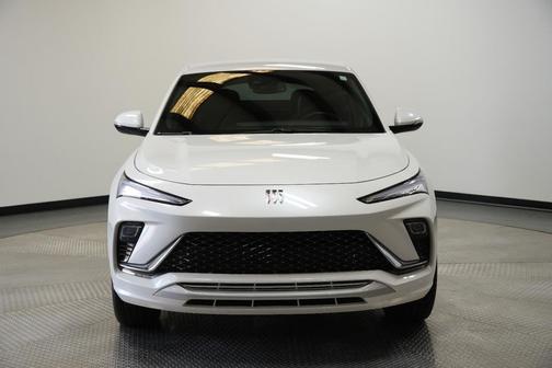 White Frost Tricoat 2025 Buick Envista Avenir FWD
