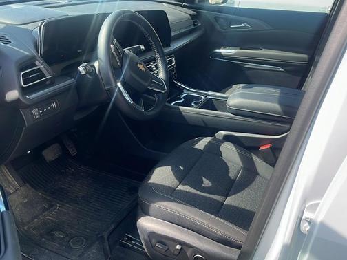 Summit White 2025 Chevrolet Traverse LT