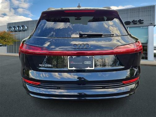 2022 Audi e-tron Premium Plus