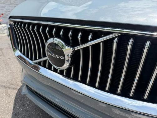 Gray 2022 Volvo XC90 T6 Momentum