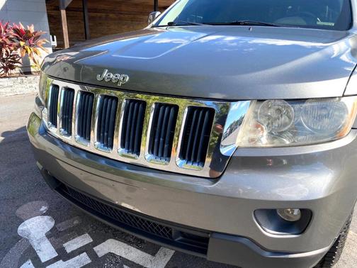 Photo 5 of 94 of 2012 Jeep Grand Cherokee Laredo