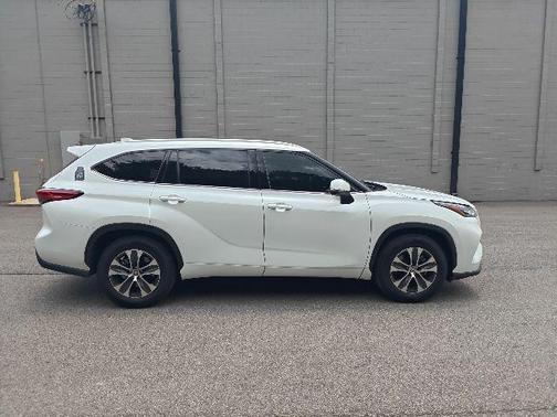 Wind Chill Pearl 2022 Toyota Highlander Hybrid XLE