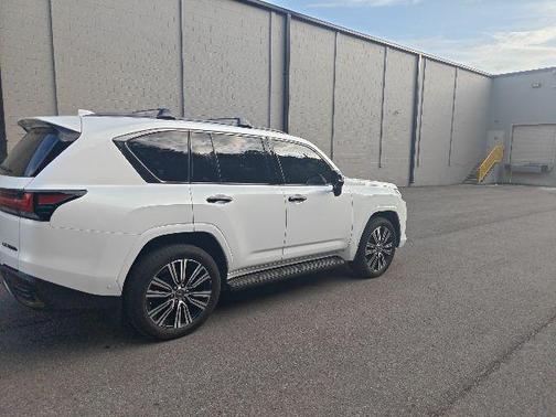 2025 Lexus LX 700h Luxury