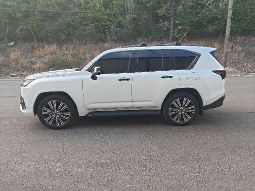 2025 Lexus LX 700h Luxury