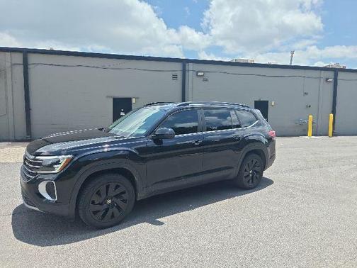 Deep Black 2024 Volkswagen Atlas 2.0T SE w/Technology