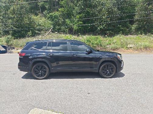 Deep Black 2024 Volkswagen Atlas 2.0T SE w/Technology