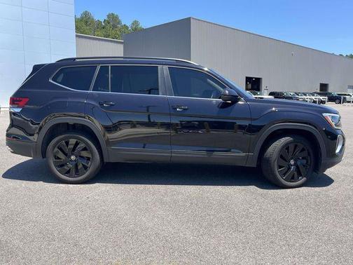 Deep Black 2024 Volkswagen Atlas 2.0T SE w/Technology