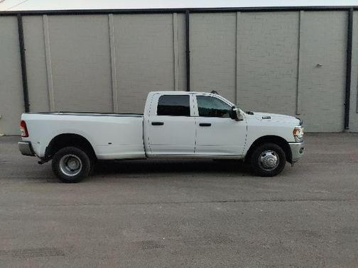 2024 RAM 3500 Tradesman Crew Cab 4x2 8' Box