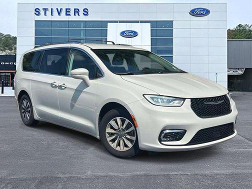 Luxury White Pearlcoat 2021 Chrysler Pacifica Touring L
