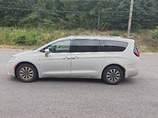 Luxury White Pearlcoat 2021 Chrysler Pacifica Touring L