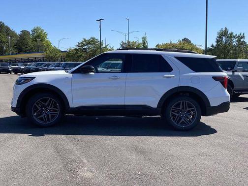Star White Metallic Tri-Coat 2026 Ford Explorer ST-Line