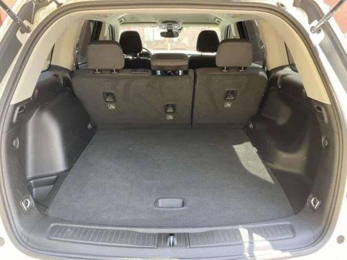 Bright White Clearcoat 2023 Jeep Grand Cherokee Laredo