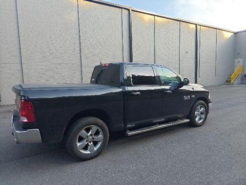 Brilliant Black Crystal Pearlcoat 2018 RAM 1500 Big Horn