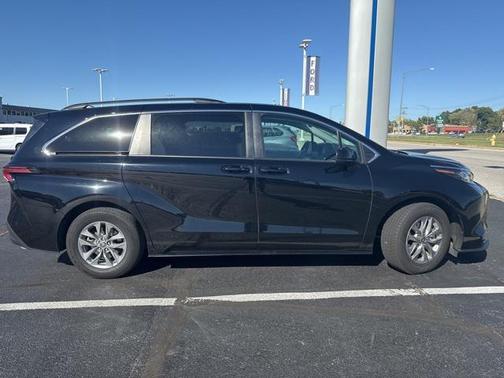 2022 Toyota Sienna LE