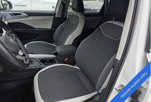 Pure White 2025 Volkswagen Taos 1.5T SE