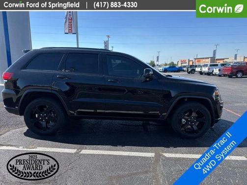 Diamond Black Crystal Pearlcoat 2019 Jeep Grand Cherokee Upland