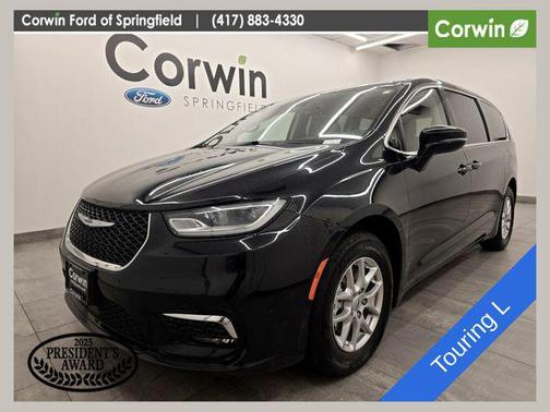 Diamond Black Crystal Pearlcoat 2024 Chrysler Pacifica Touring L