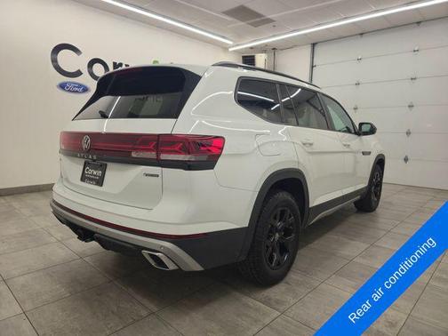 Pure White 2024 Volkswagen Atlas 2.0T SE w/Technology 4MOTION