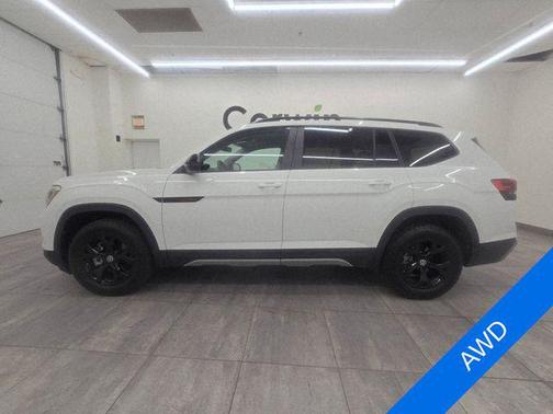 Pure White 2024 Volkswagen Atlas 2.0T SE w/Technology 4MOTION