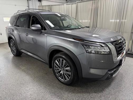 2022 Nissan Pathfinder SL