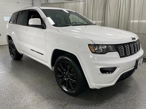 Photo 3 of 31 of 2018 Jeep Grand Cherokee Altitude