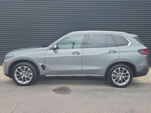 Gray Metallic 2025 BMW X5 xDrive40i