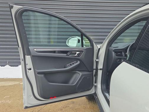 2025 Porsche Macan S